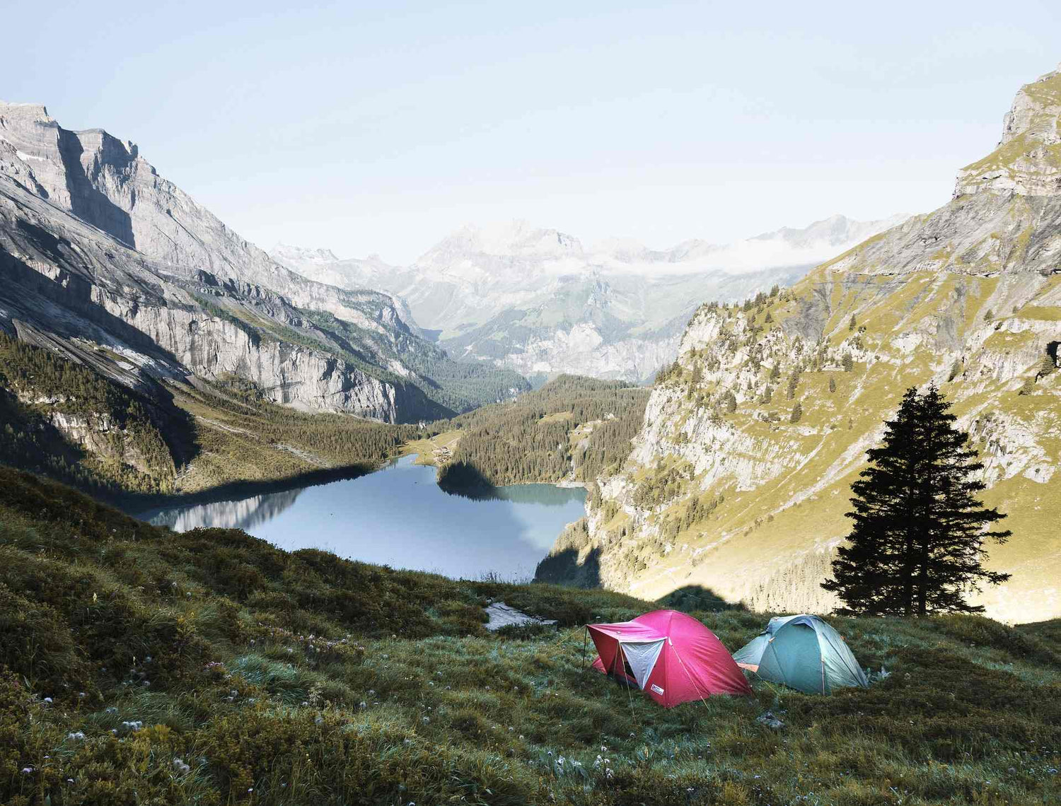 Beim Wildcamping lässt sich Gebirgslandschaft mit Blick auf den See wunderbar genießen