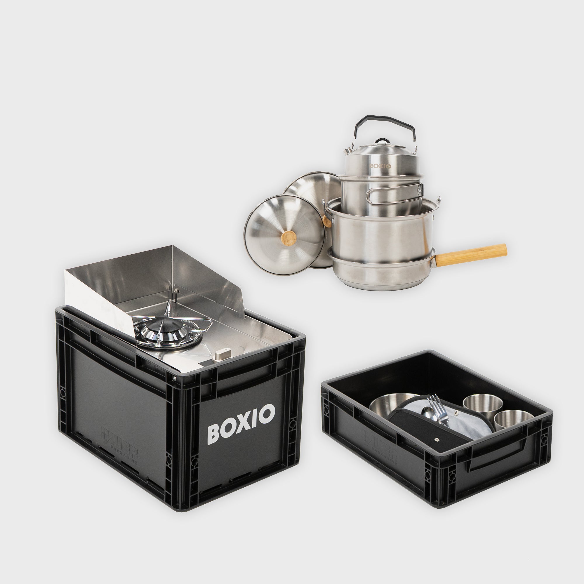 Set aus mobilem Gaskocher, einer halben Eurobox mit Geschirr und Besteck und einem vierteiligen Topfset