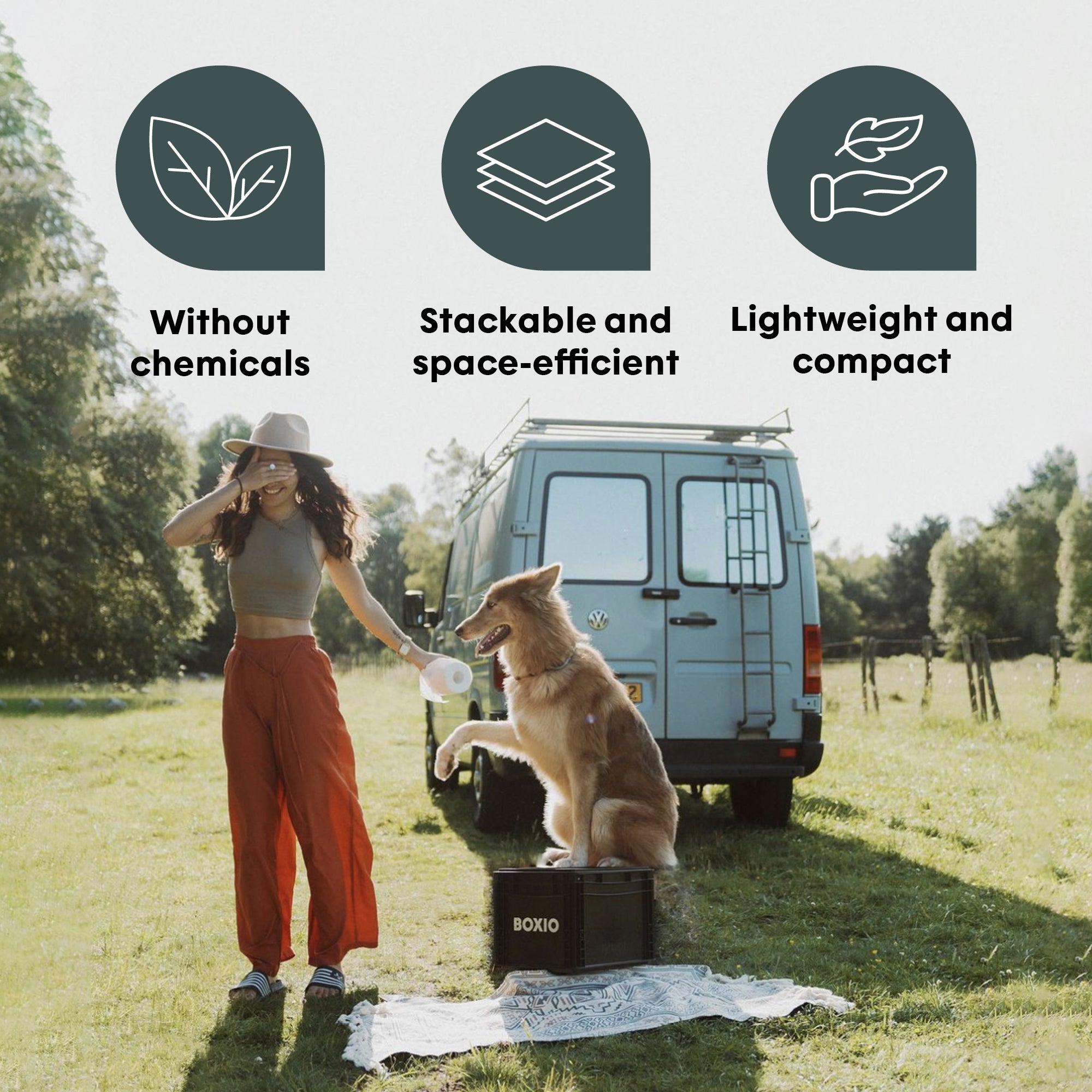 Frau mit Hut und Hund in der Natur neben einem Wohnmobil, präsentiert umweltfreundliche Produkte, die leicht und stapelbar sind.