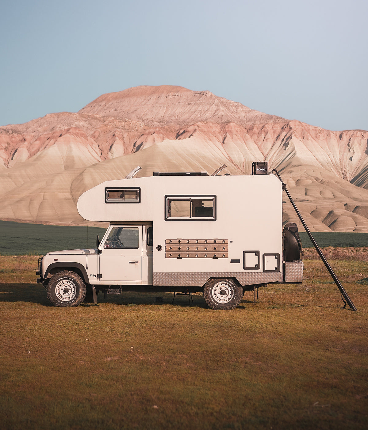 Wohnmobil steht in der Natur mit Felsen im Hintergrund