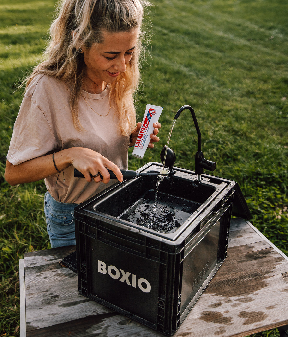 Frau mit Zahnbürste benutzt BOXIO Wash