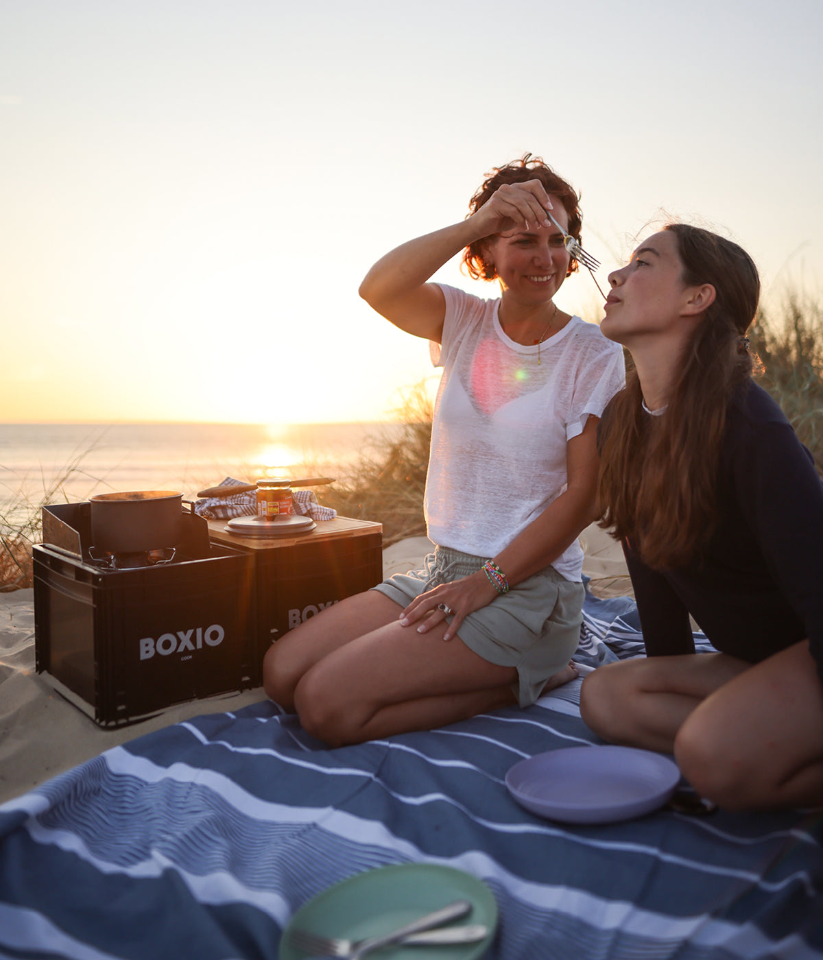 Mutter und Tochter mit BOXIO Produkten am Strand 